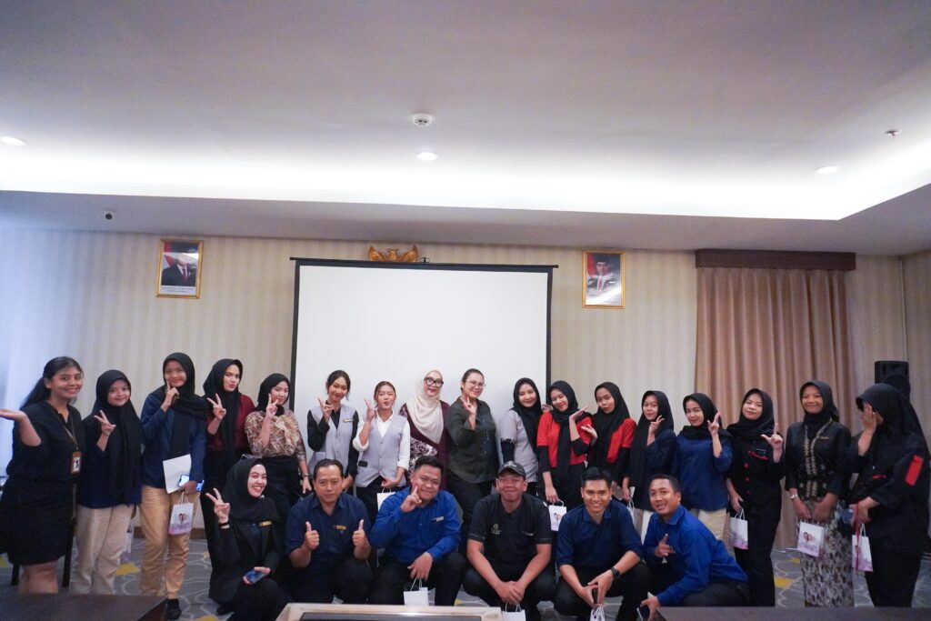 J99 Corp. Melalui MS Glow Aesthetic Clinic Apresiasi Pekerja Lewat Program “Glowing Worker” Spesial Hari Buruh 1 PHOTO 2025 05 01 14 15 44