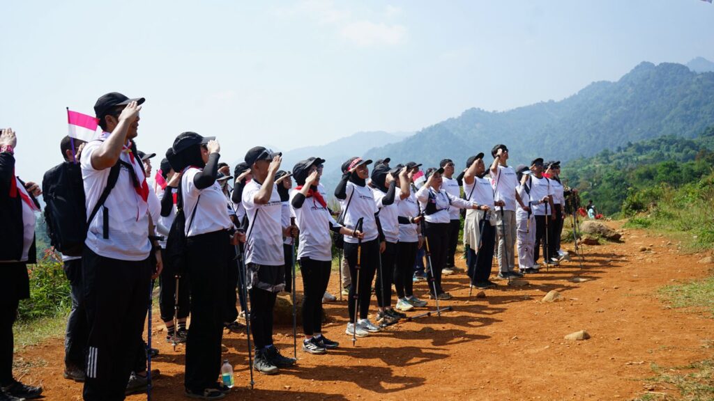 Tak Biasa, J99 Corp. Peringati HUT RI Dengan Kibarkan Bendera Merah Putih di Puncak Bukit 2 WhatsApp Image 2025 08 18 at 14.53.52 1