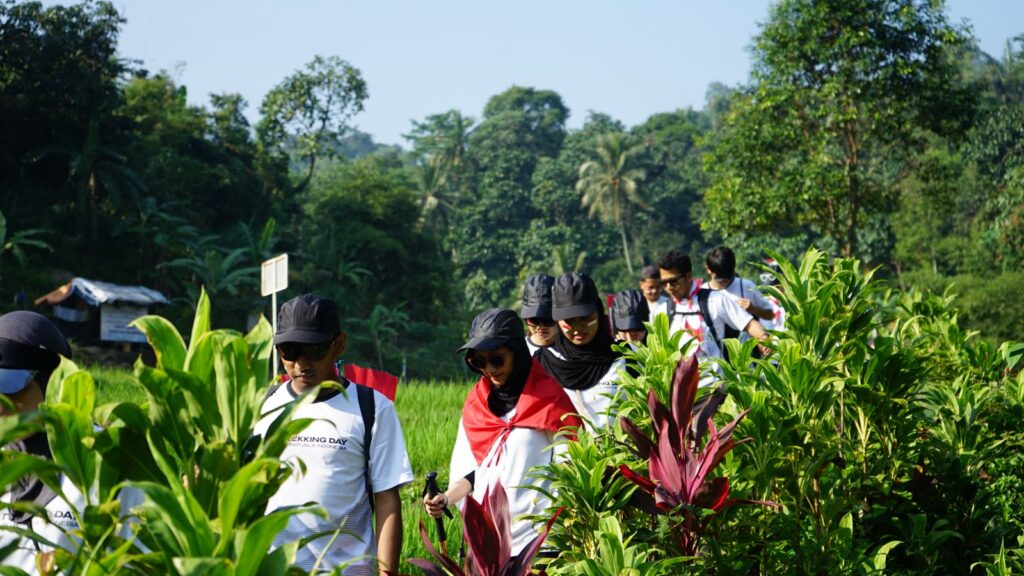 Tak Biasa, J99 Corp. Peringati HUT RI Dengan Kibarkan Bendera Merah Putih di Puncak Bukit 1 WhatsApp Image 2025 08 18 at 14.53.52