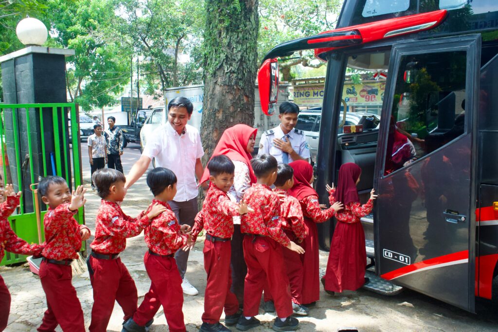 Ada Saja Gebrakannya, PO Bus Juragan 99 Trans Sambangi Murid Sekolah Dasar Untuk Kenalkan Moda Transportasi Darat 1 WhatsApp Image 2025 10 30 at 14.30.41
