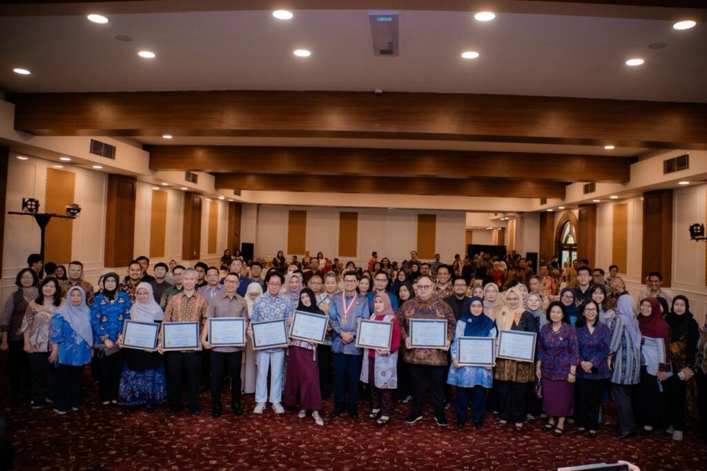 Kosmesia Milik Shandy Purnamasari, Raih Anugerah PROAKTIF 2025 dari BPOM, Tegaskan Komitmen Pembinaan UMKM Kosmetik Indonesia 1 WhatsApp Image 2025 11 29 at 06.08.30 1